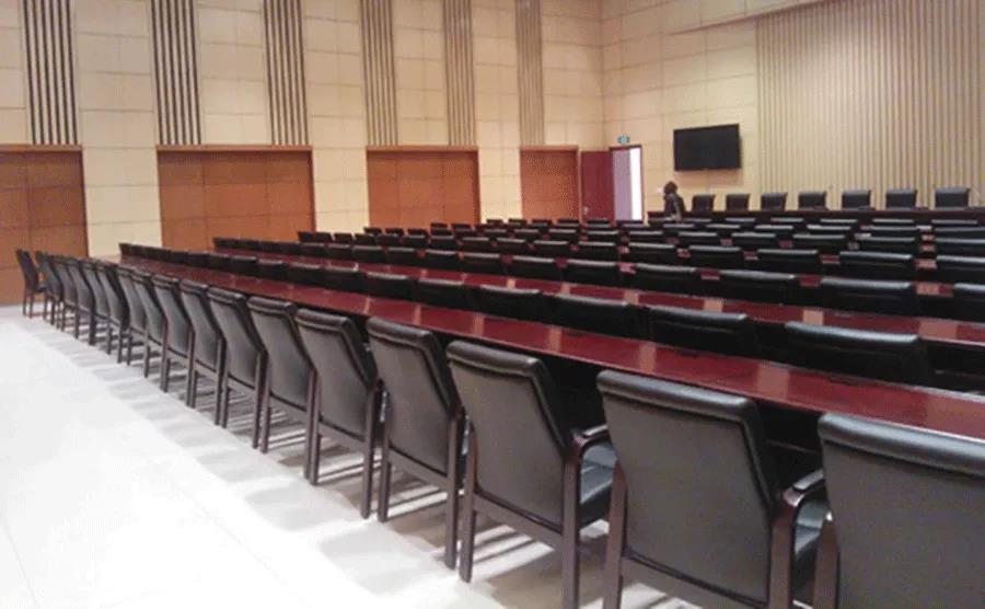 政府报告大厅—实木会议长条桌+皮质会议椅